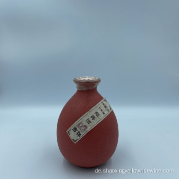 Rein gealtertes Shaoxing -Laojiu -Wein im kleinen Glas
